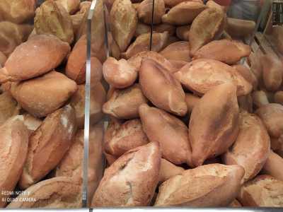 Per renderlo croccante � necessario cuocere l�impasto direttamente a contatto con il piano del forno a legna, in modo che il calore ne abbrustolisca le estremit�
